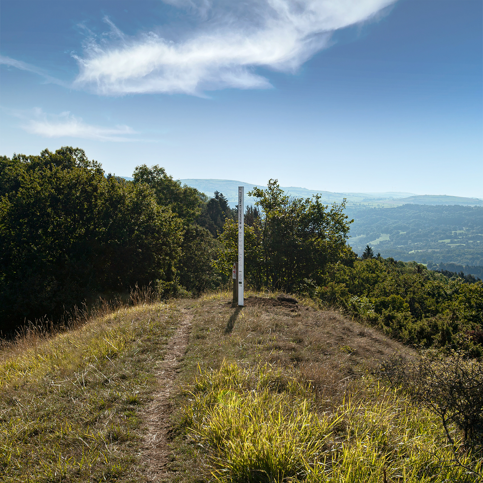 Grande-Traversee-Massif-Central-Parcours-VTT-signaletique