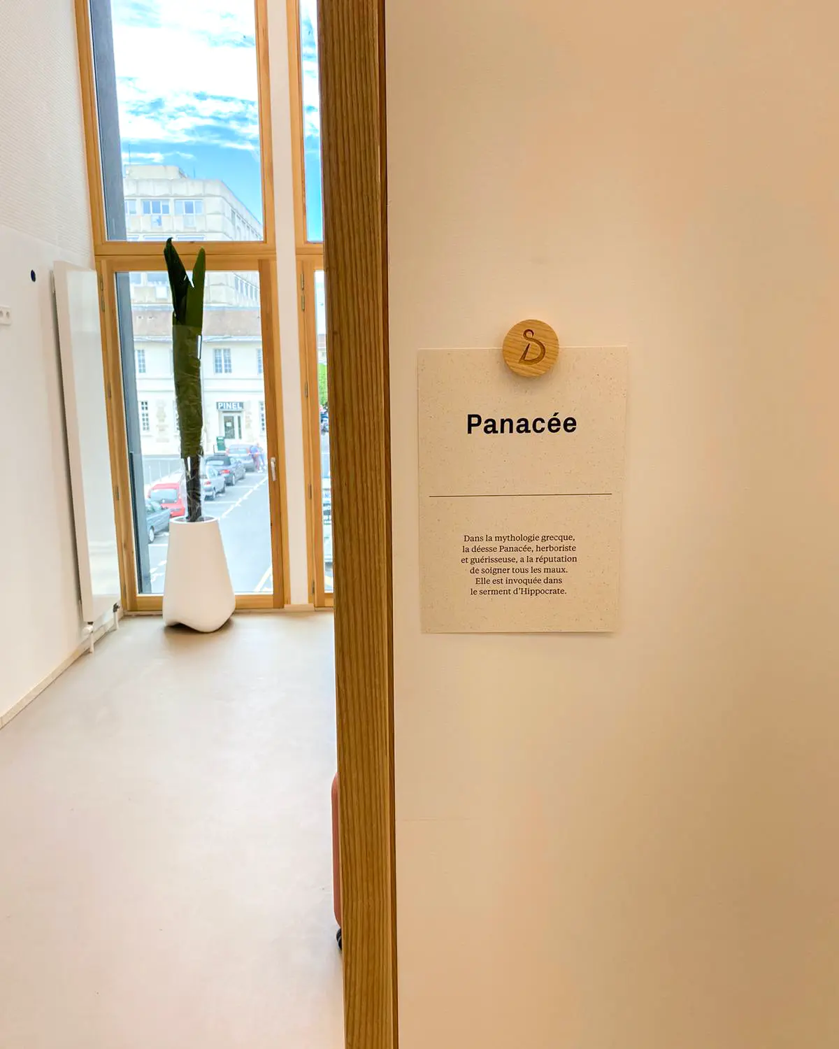 Bouton aimenté signalétique.webp