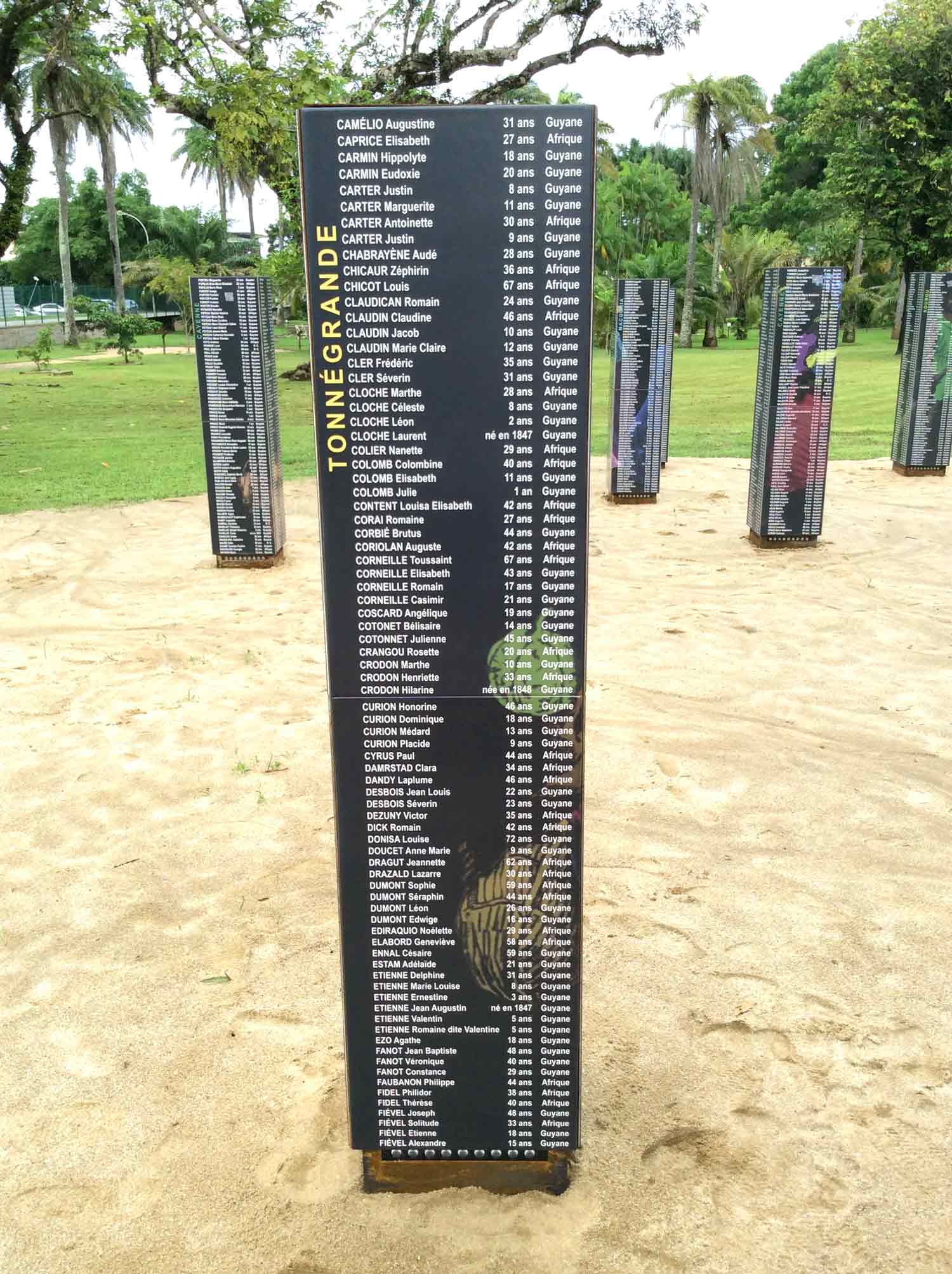 lave emaillee acier corten memorial totem