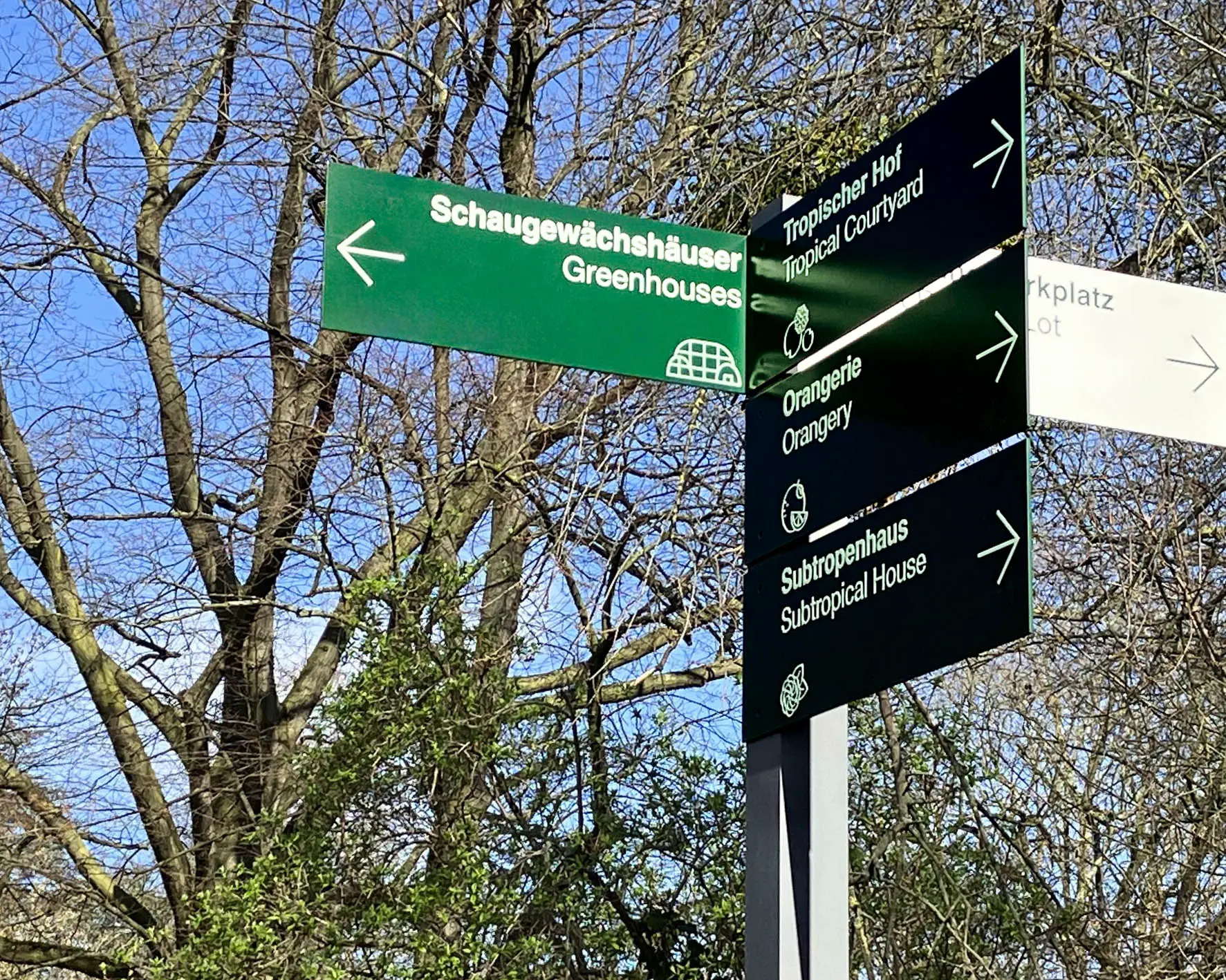 Signalétique extérieure sur mesure pour le Flora Park.webp