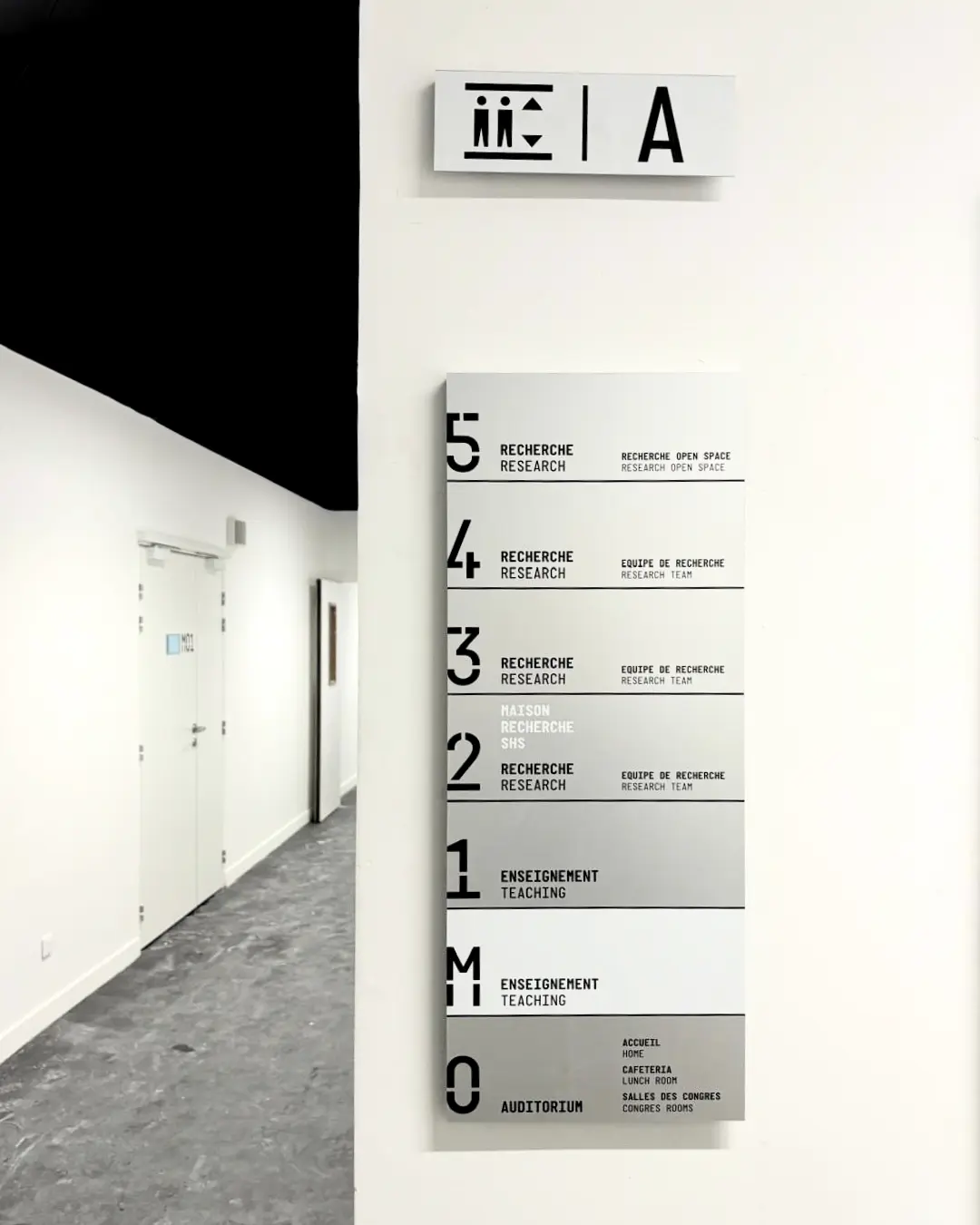 Signalétique intérieur panneaux en bois 1.webp