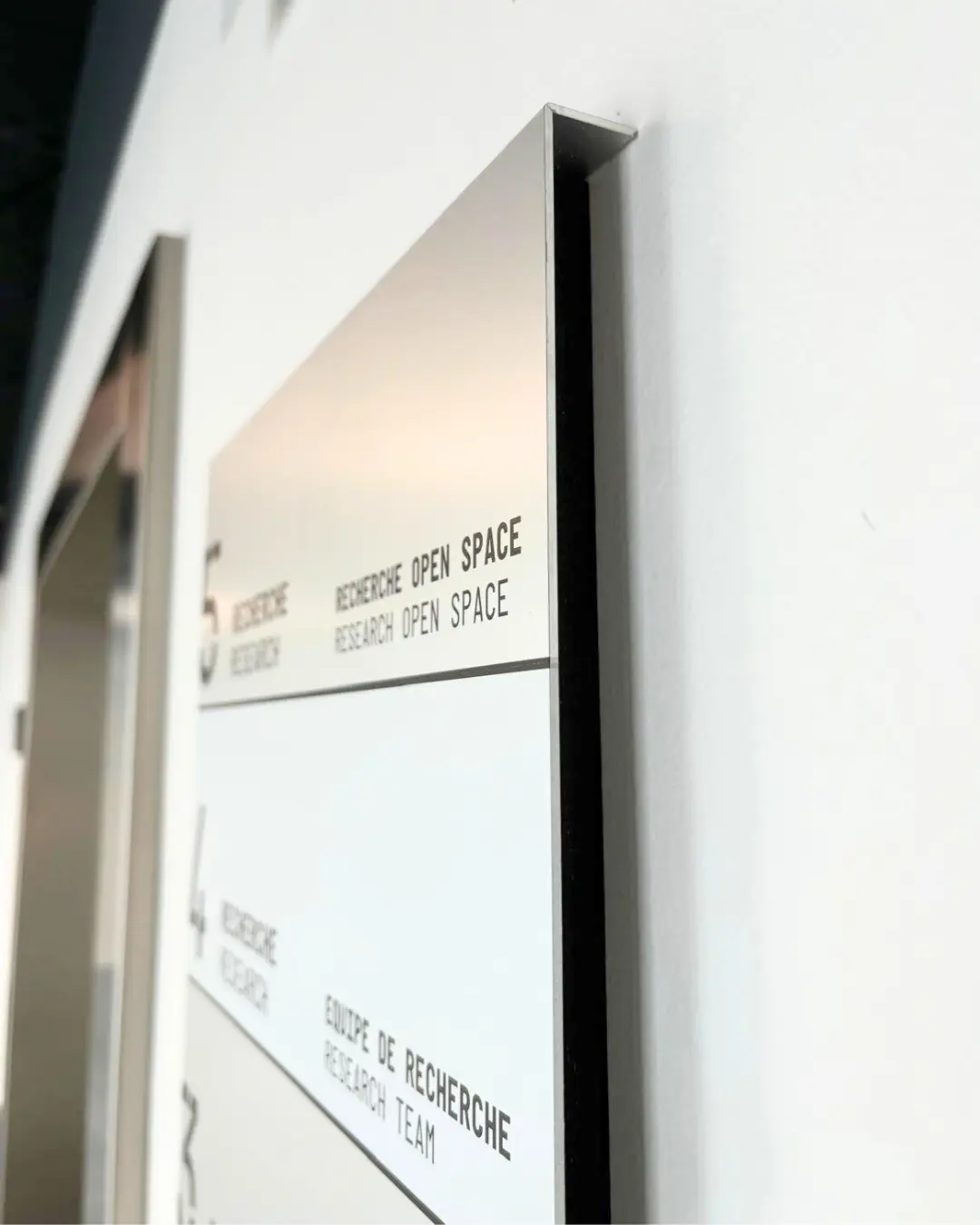 Signalétique intérieur panneaux en bois 2.webp