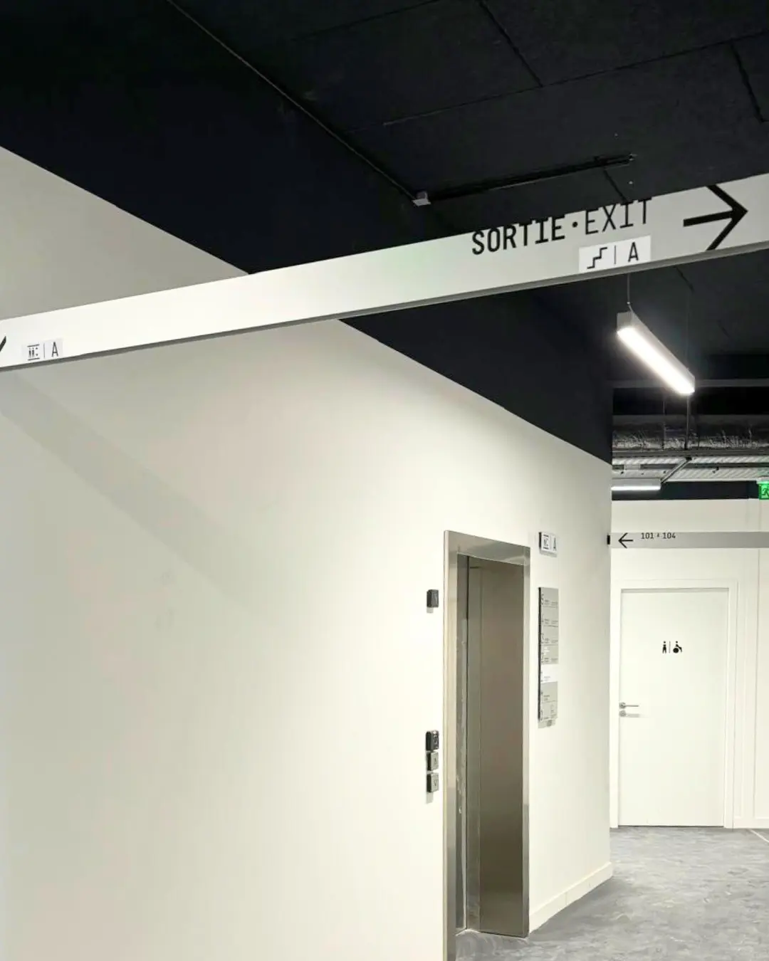 Signalétique intérieur panneaux en bois 5.webp